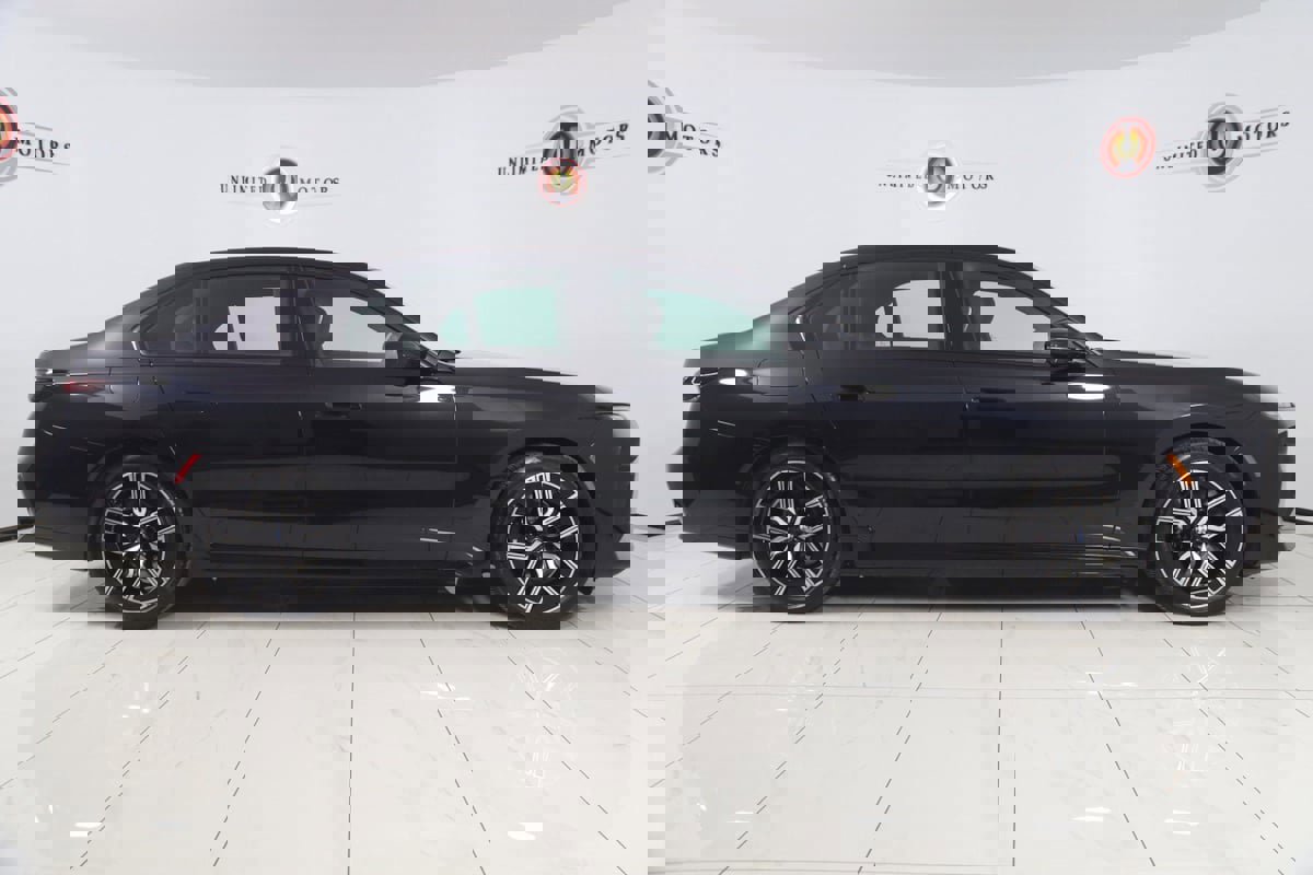 Used 2023 BMW 740i w/ Parking Assistance Package image 2