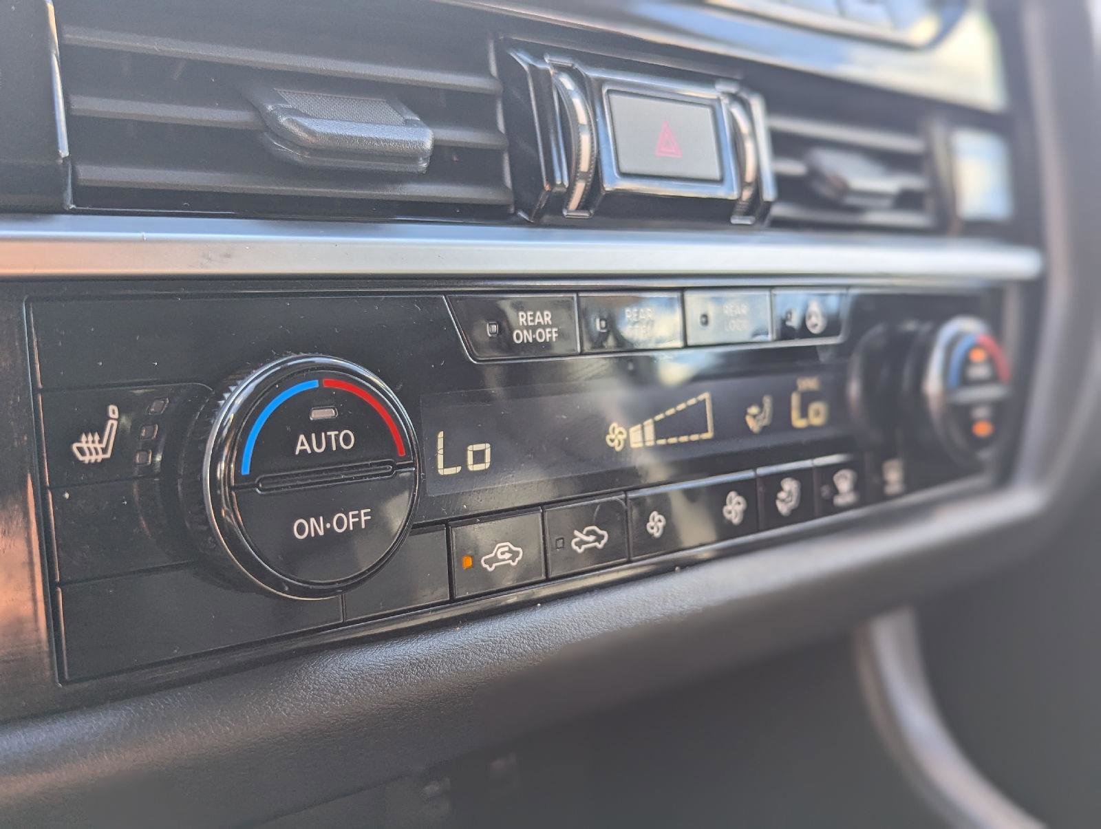 Used 2024 Nissan Pathfinder SL AWD/4WD image 23