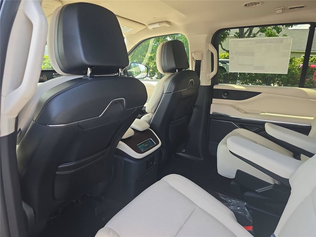 New 2027 Lincoln Navigator Premiere RWD image 13
