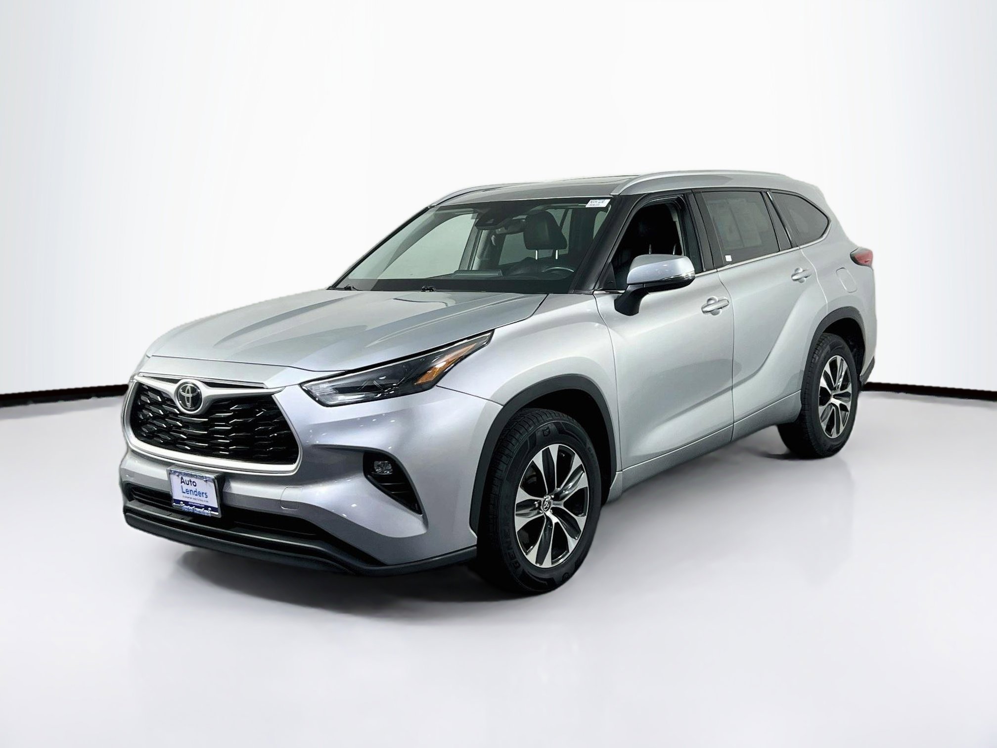 Used 2022 Toyota Highlander XLE FWD image 1