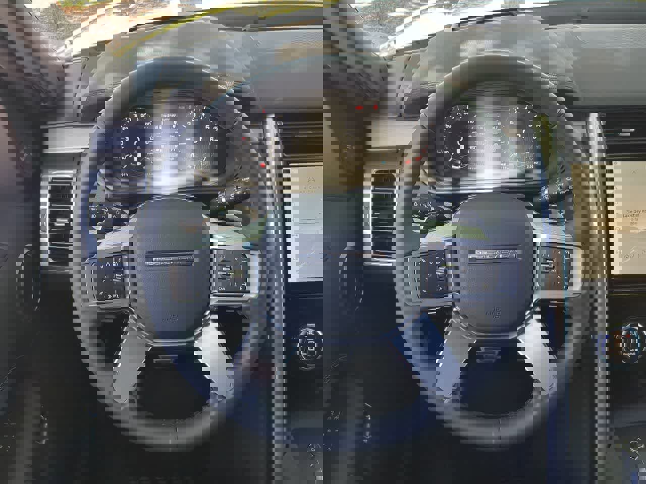 Used 2025 Land Rover Discovery Dynamic SE AWD/4WD image 25