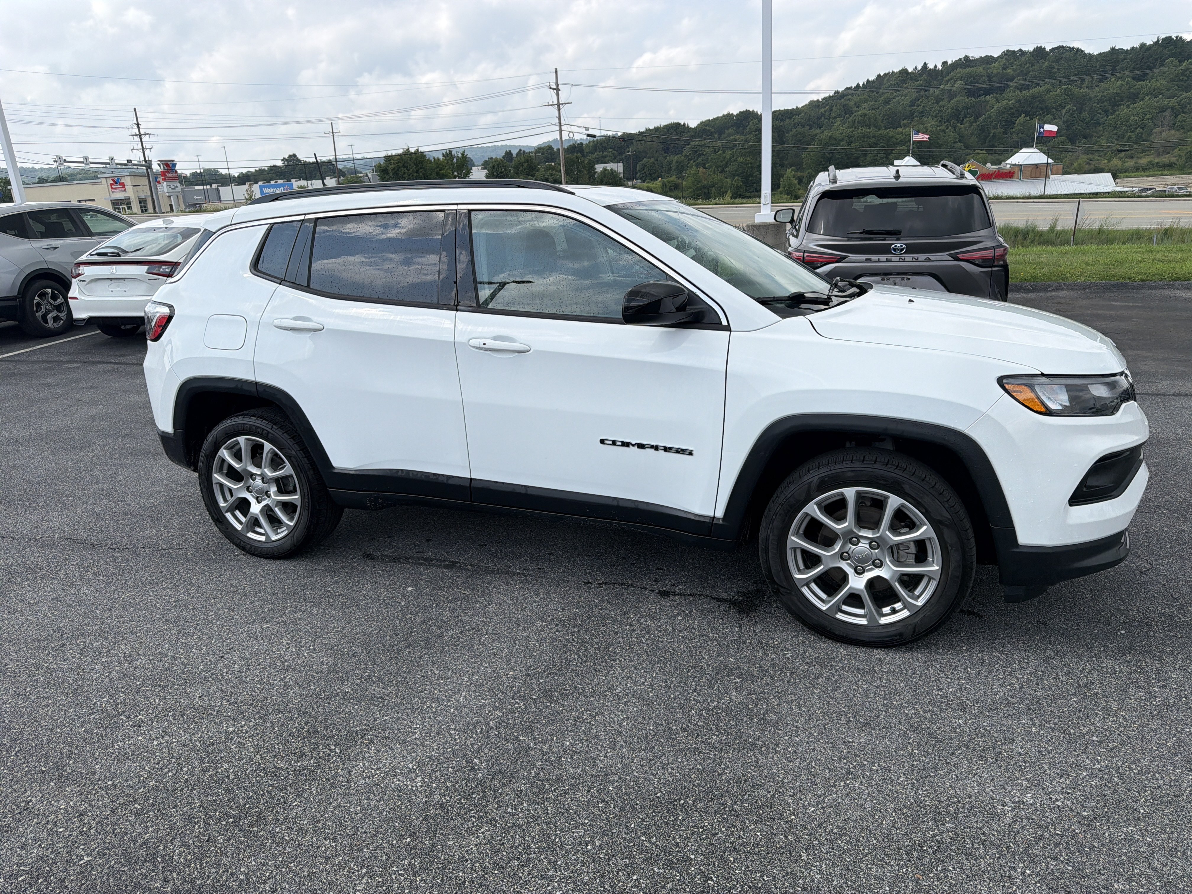 Used 2022 Jeep Compass Latitude w/ Sun and Sound Group AWD/4WD image 2