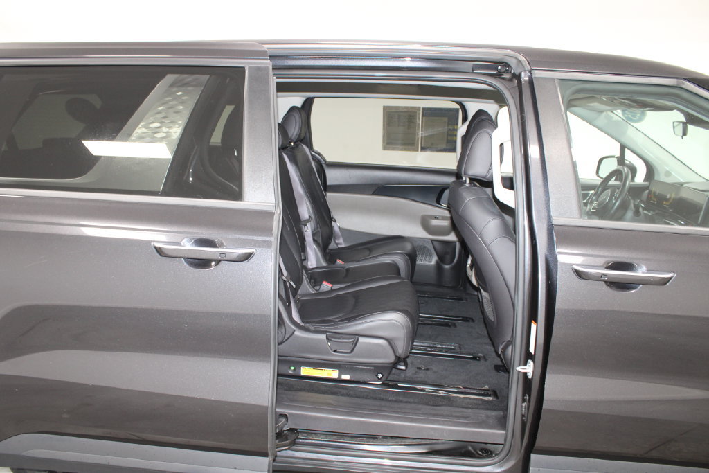 Used 2025 Kia Carnival FWD image 27