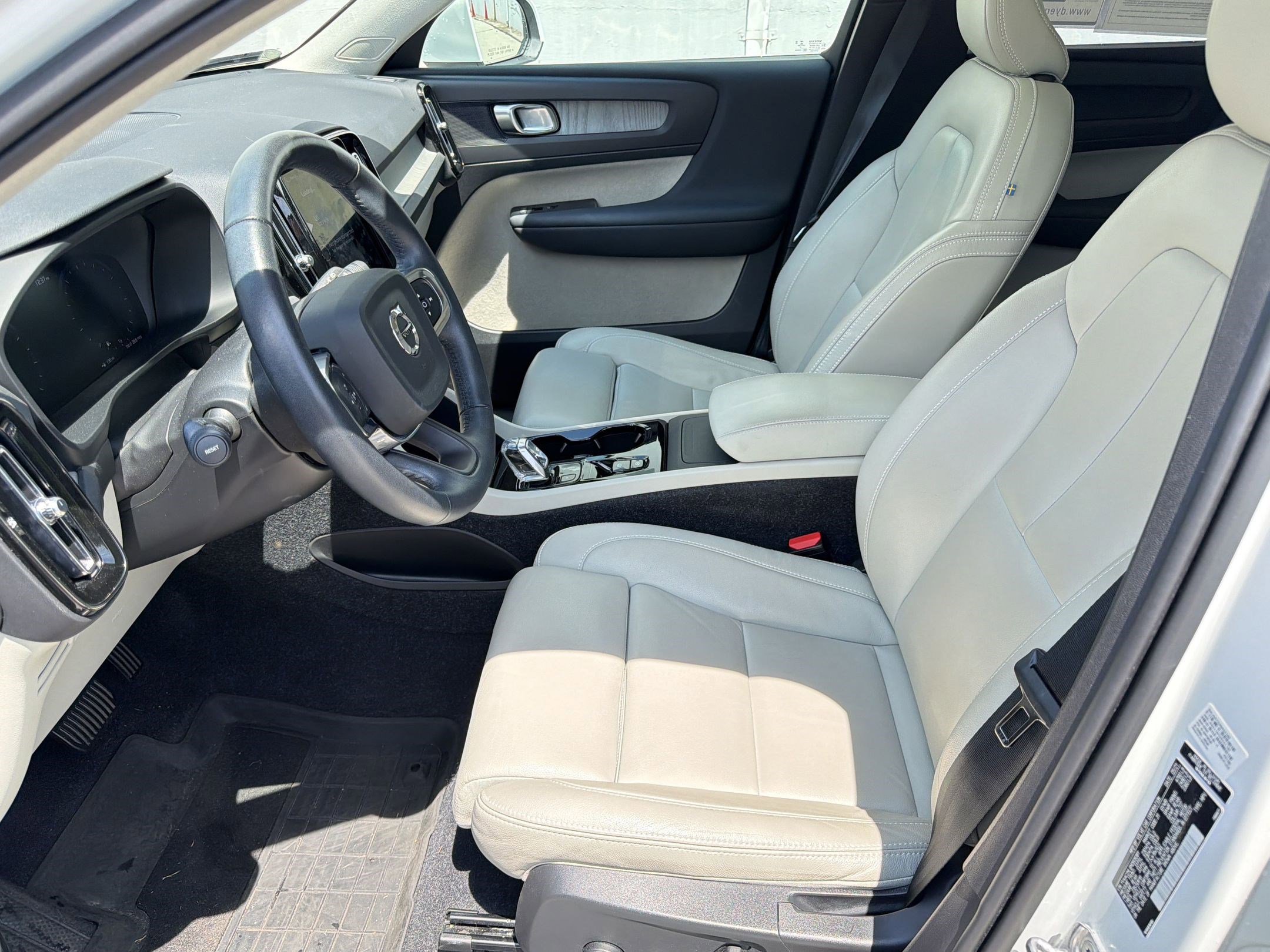 Used 2021 Volvo XC40 T4 Inscription w/ Climate Package FWD image 5