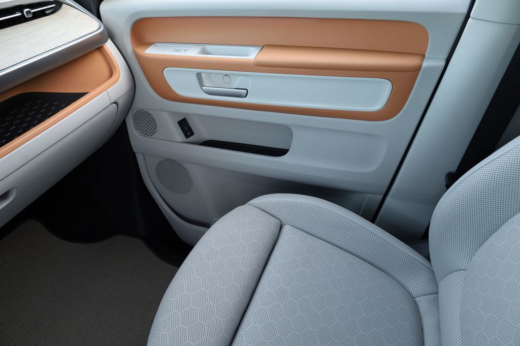 Used 2025 Volkswagen ID. Buzz 1st Edition image 7