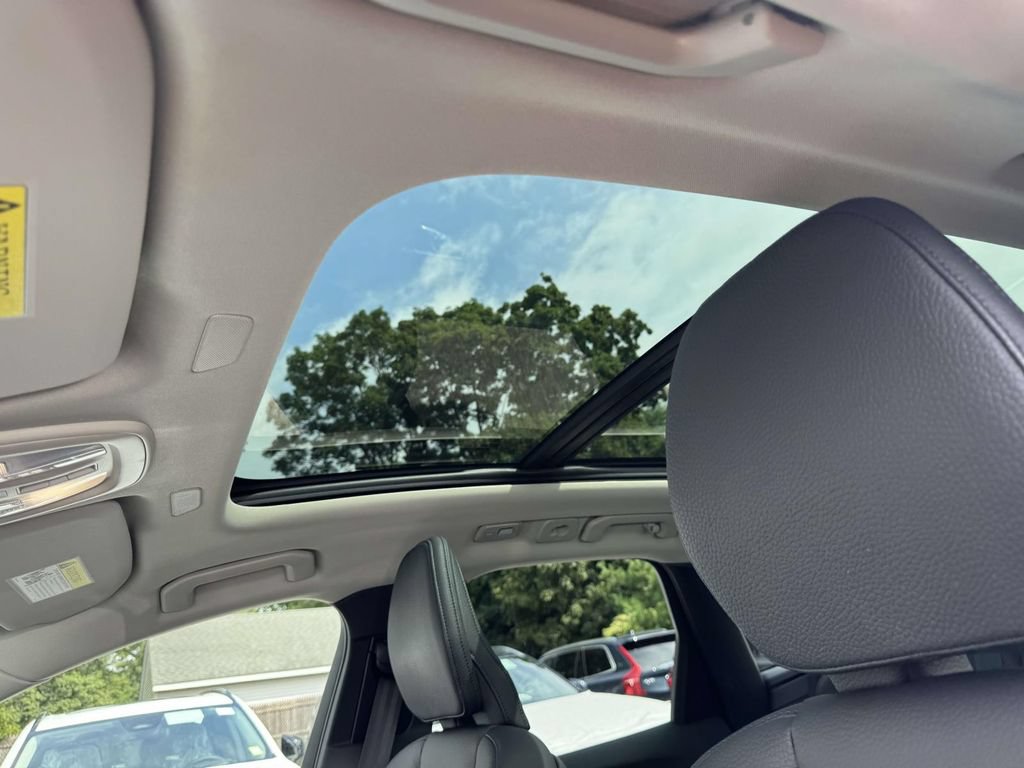 Certified 2024 Volvo XC60 B5 Plus w/ Protection Package Premier AWD/4WD image 18