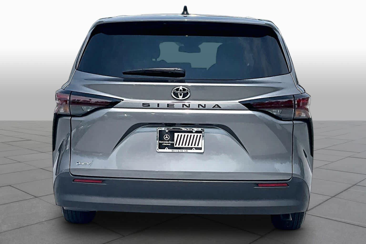Used 2026 Toyota Sienna LE FWD image 5