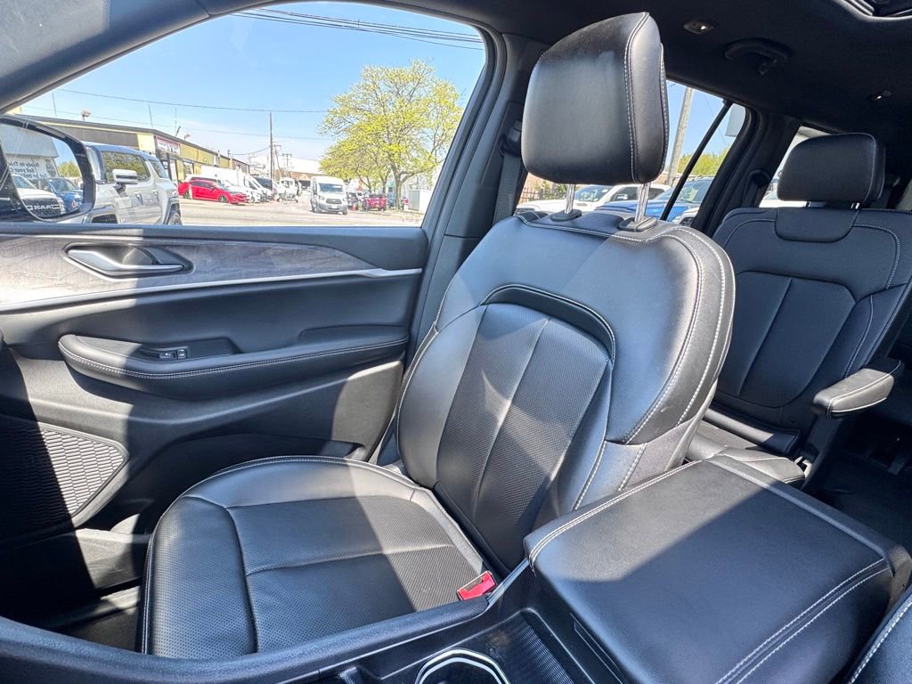 Used 2024 Jeep Grand Cherokee L Limited w/ Luxury Tech Group II AWD/4WD image 14