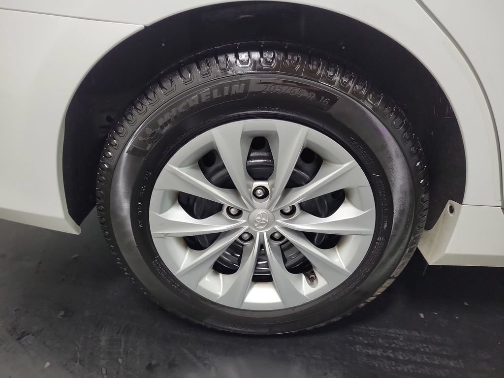 Used 2016 Toyota Camry LE FWD image 11