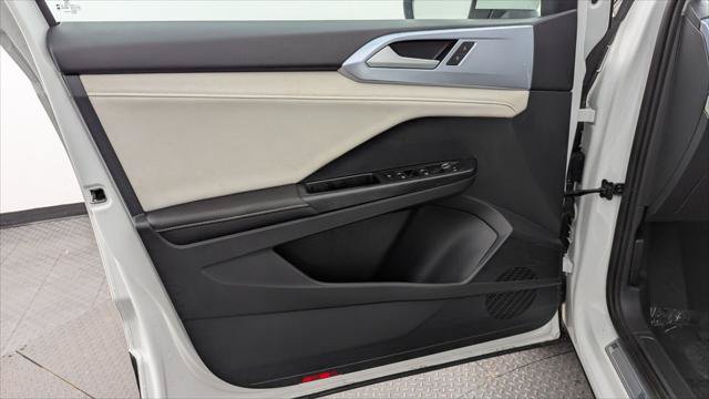 Used 2025 Volkswagen Taos SE w/ Panoramic Sunroof Package FWD image 13