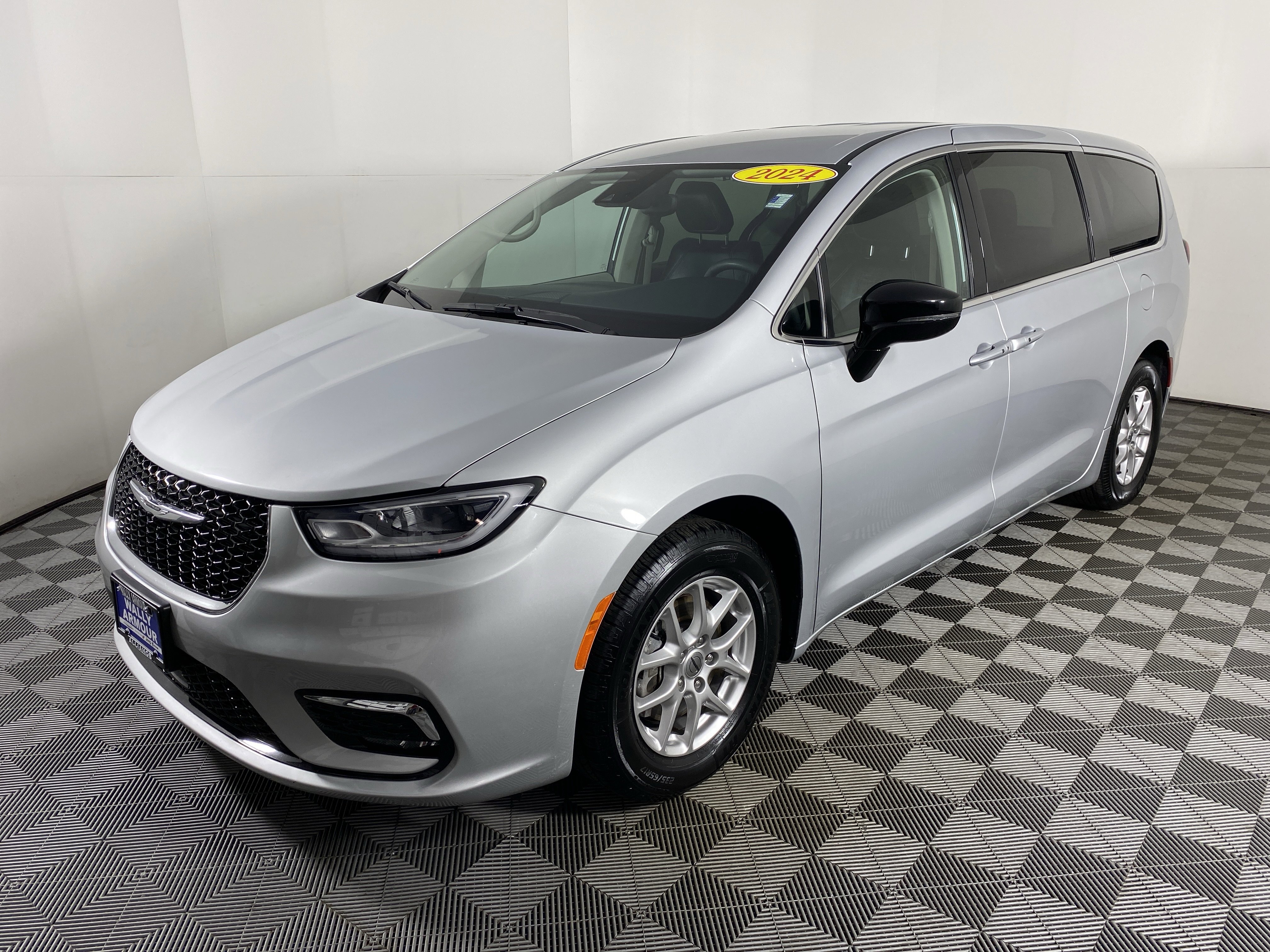 Used 2024 Chrysler Pacifica Touring-L image 10