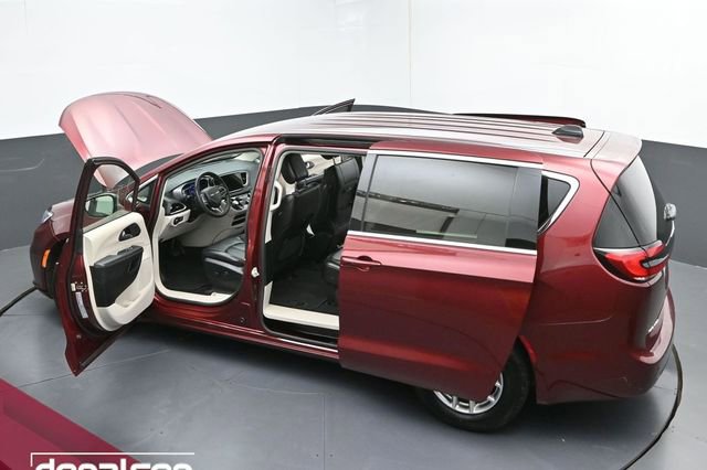 Used 2023 Chrysler Pacifica Touring-L image 28