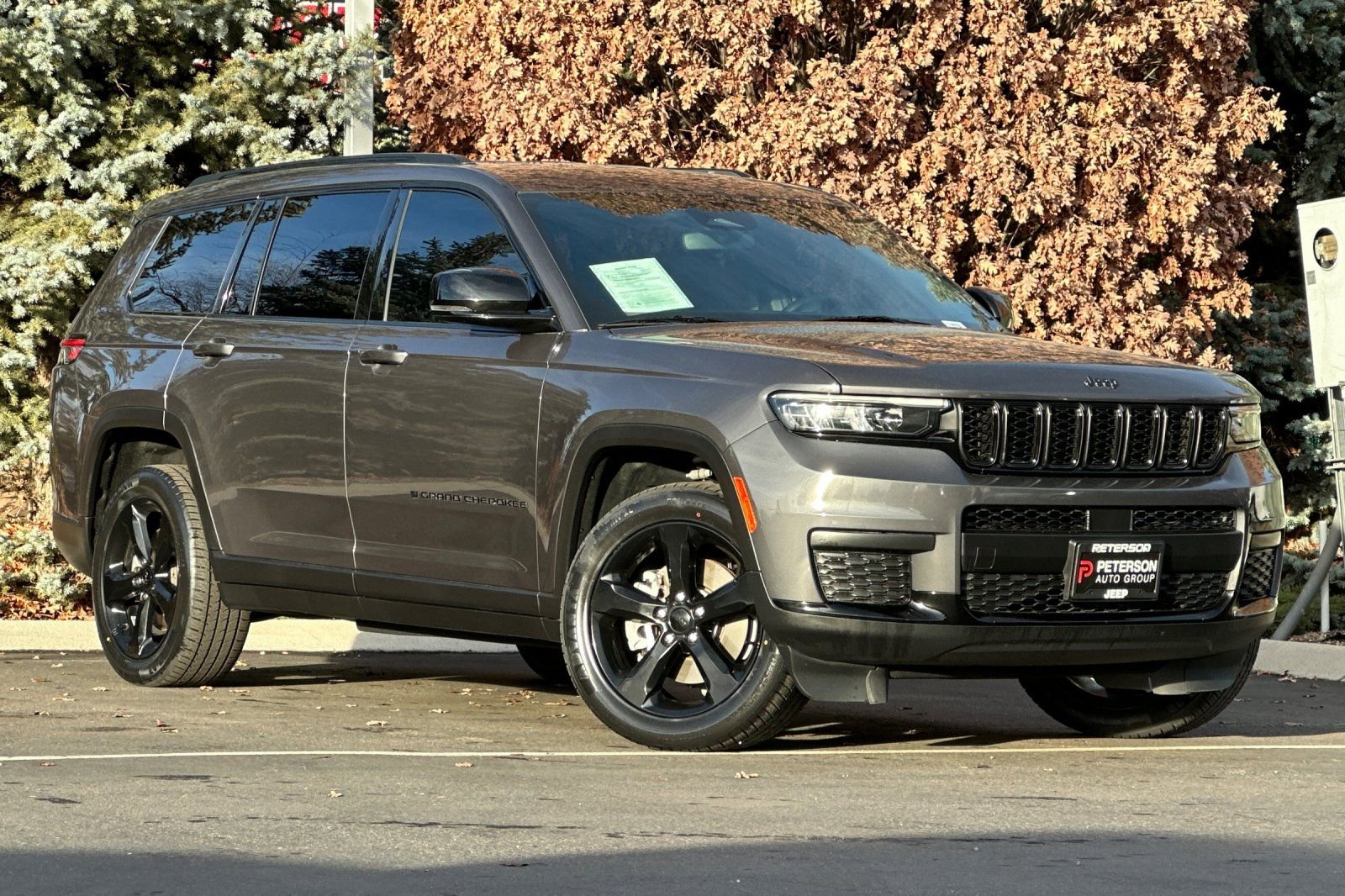 Used 2022 Jeep Grand Cherokee L Laredo image 2
