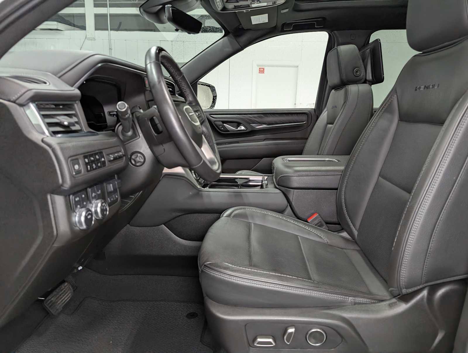 Used 2024 GMC Yukon Denali w/ Advanced Technology Package image 4
