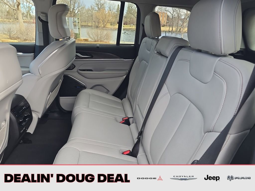 Used 2022 Jeep Grand Cherokee Overland w/ Advanced Protech Group III AWD/4WD image 26