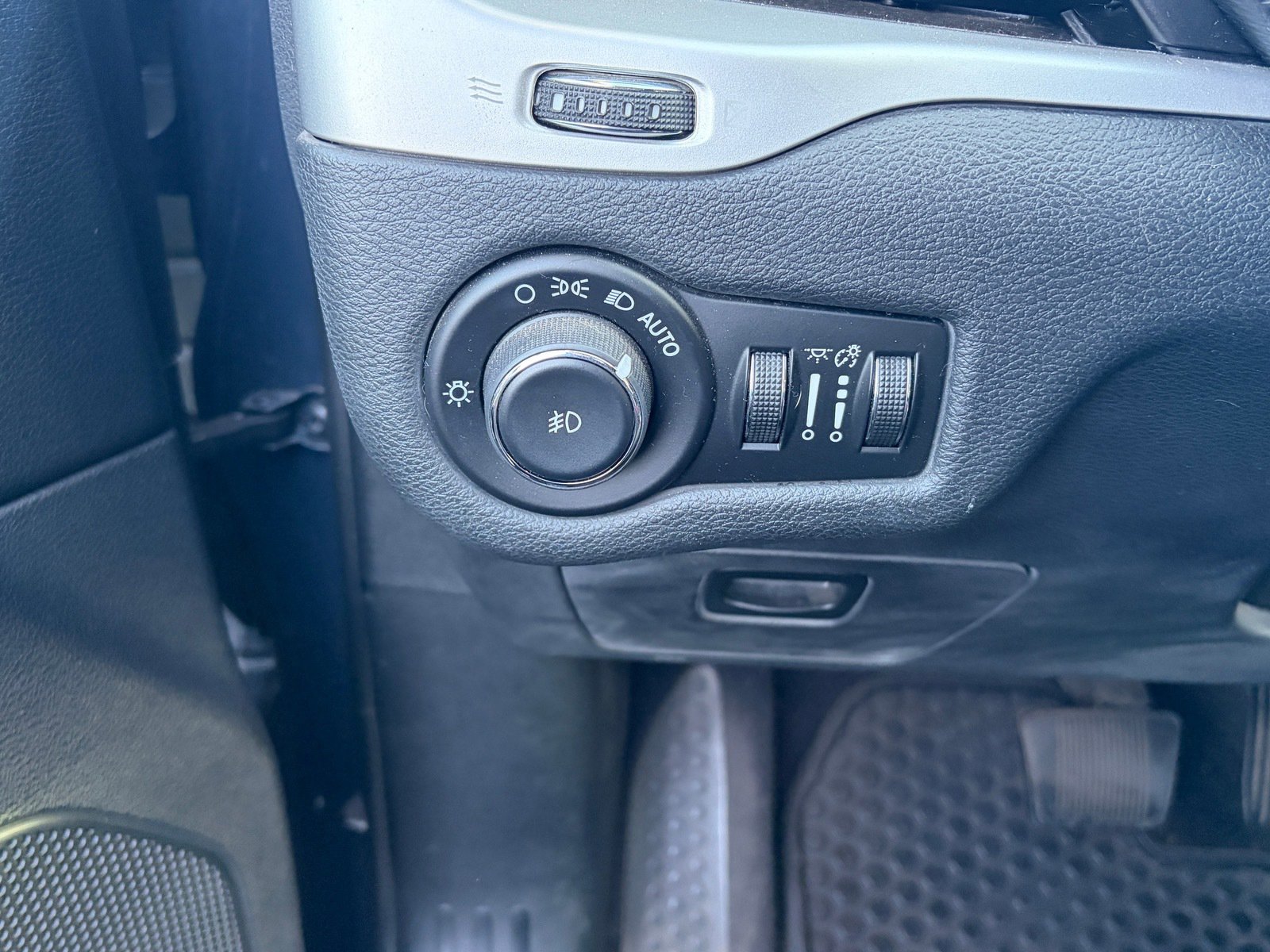 Used 2016 Jeep Cherokee Trailhawk image 9