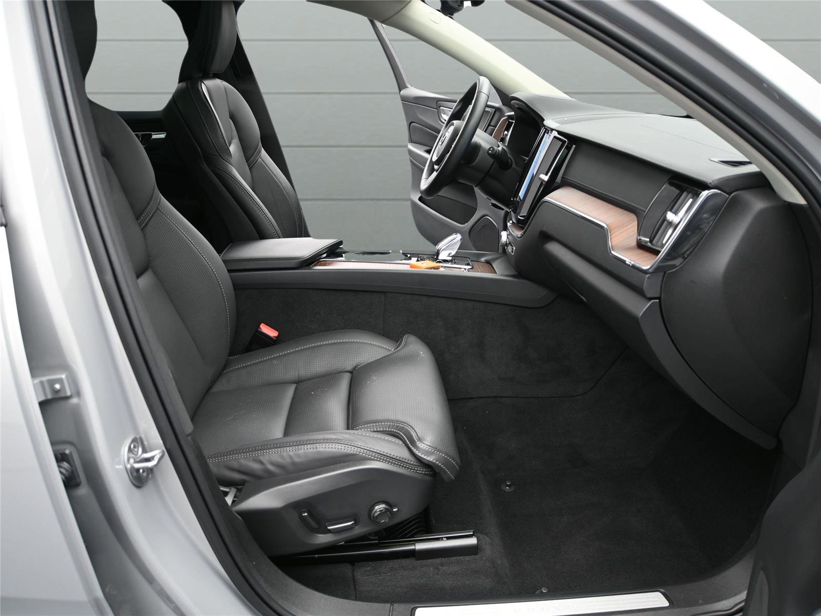 Used 2023 Volvo XC60 B6 Ultimate w/ Climate Package image 26