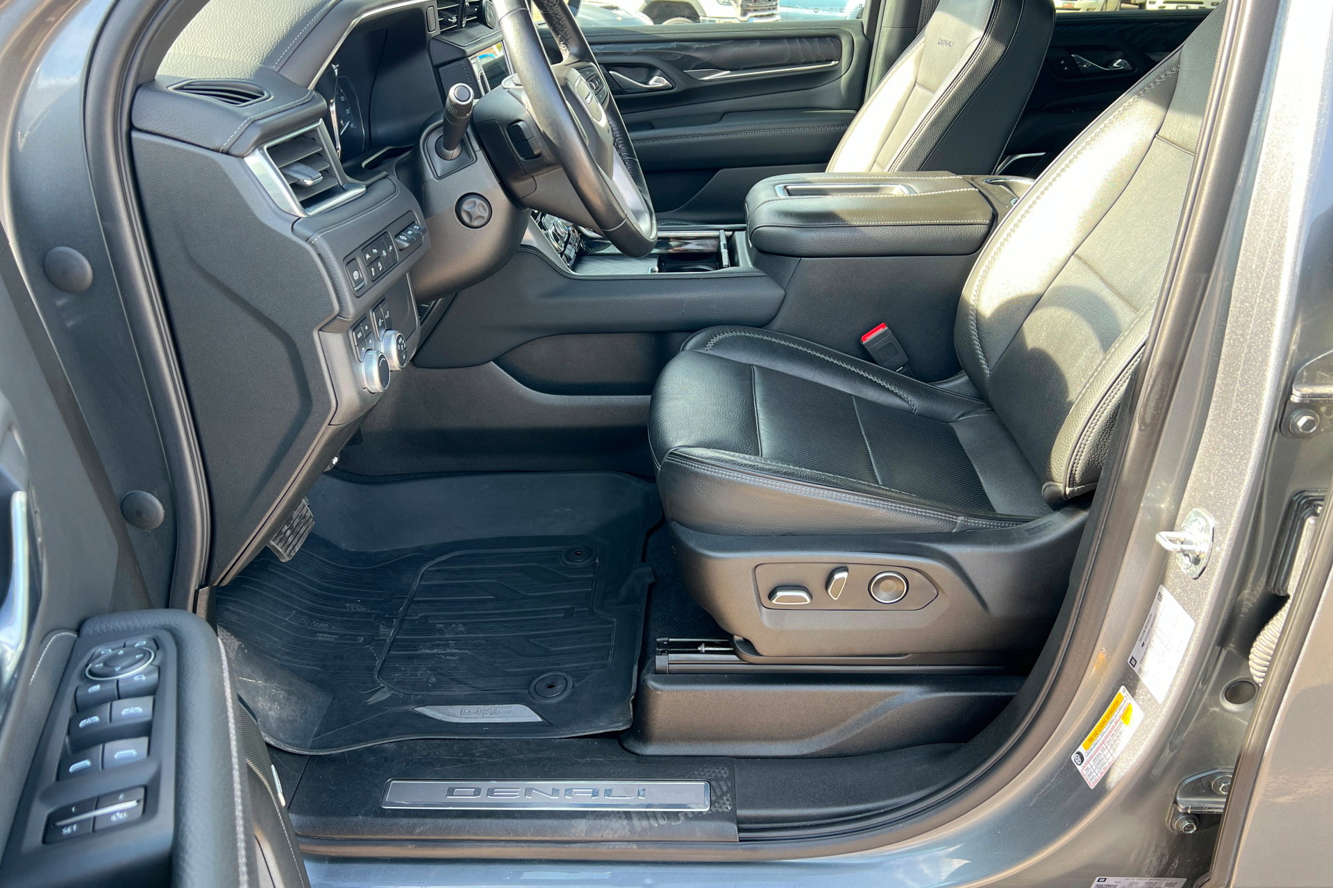 Used 2021 GMC Yukon Denali w/ Denali Premium Package image 17