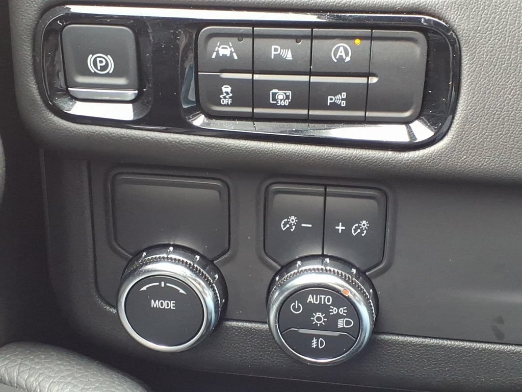 Used 2025 GMC Yukon Denali RWD image 39