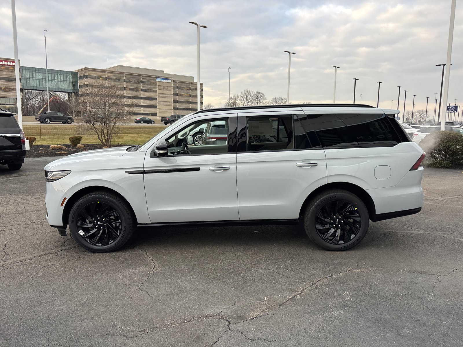 New 2026 Lincoln Navigator Reserve w/ Jet Appearance Package image 4