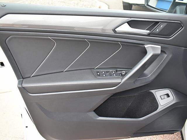 Used 2024 Volkswagen Tiguan SE image 12
