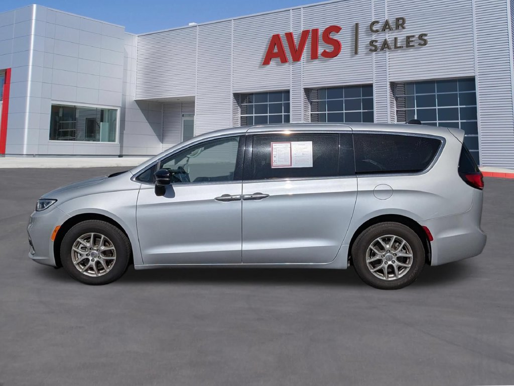 Used 2024 Chrysler Pacifica Touring-L FWD image 9