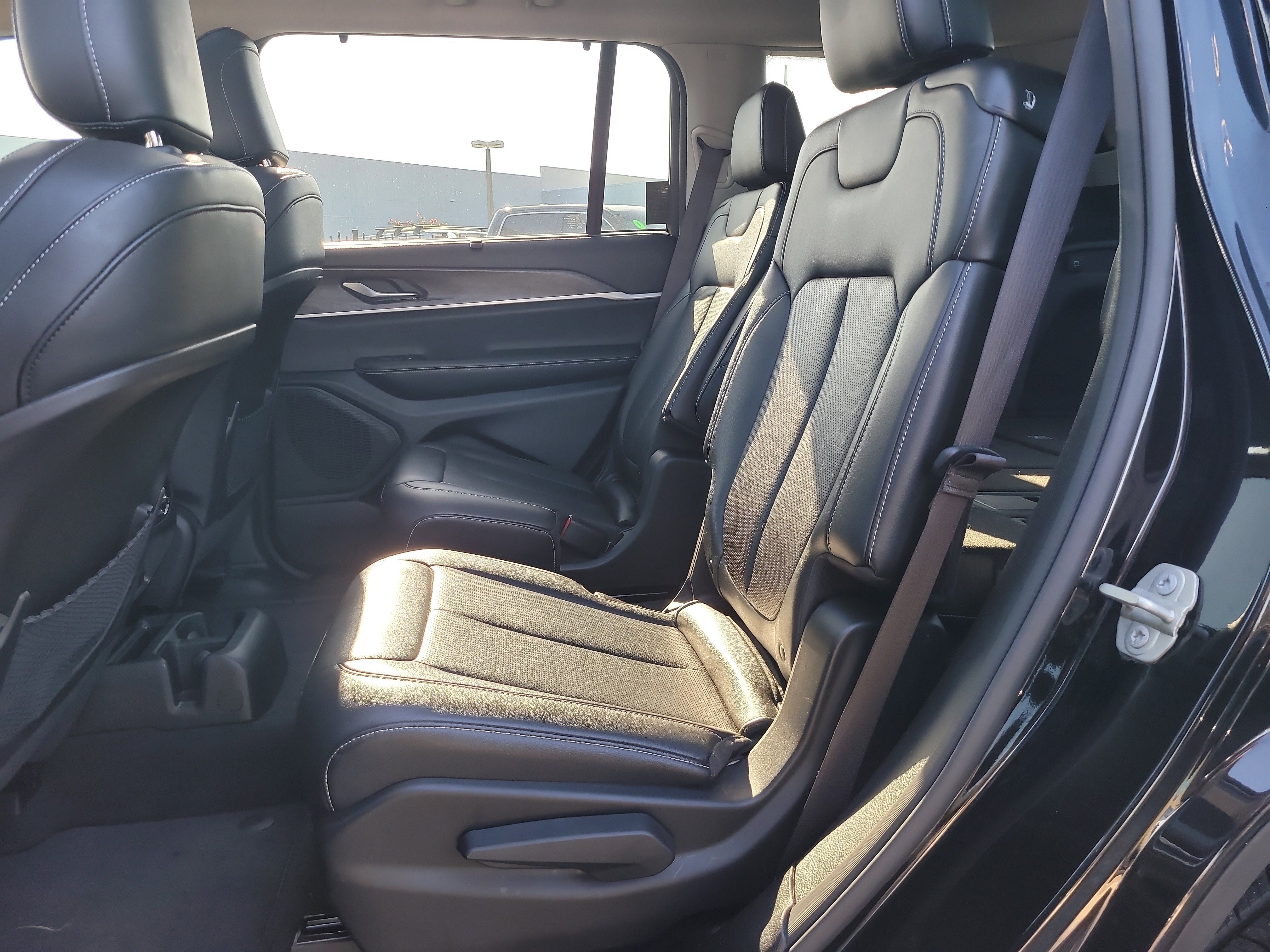 Used 2023 Jeep Grand Cherokee L Limited w/ Luxury Tech Group II RWD image 11