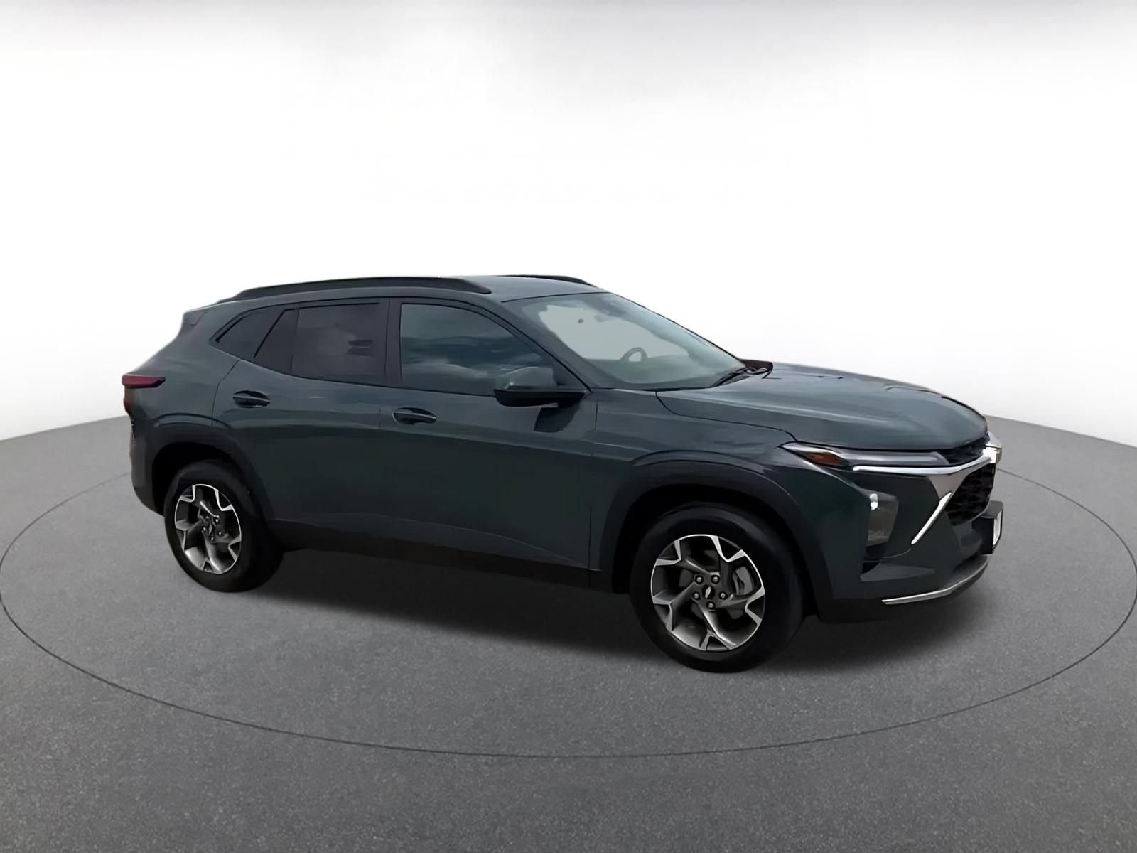 Used 2025 Chevrolet Trax LT FWD image 2