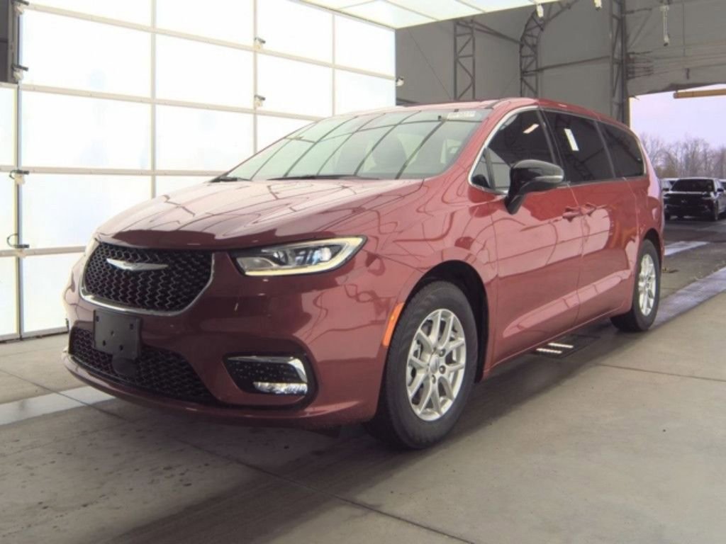 Used 2025 Chrysler Pacifica Select image 4