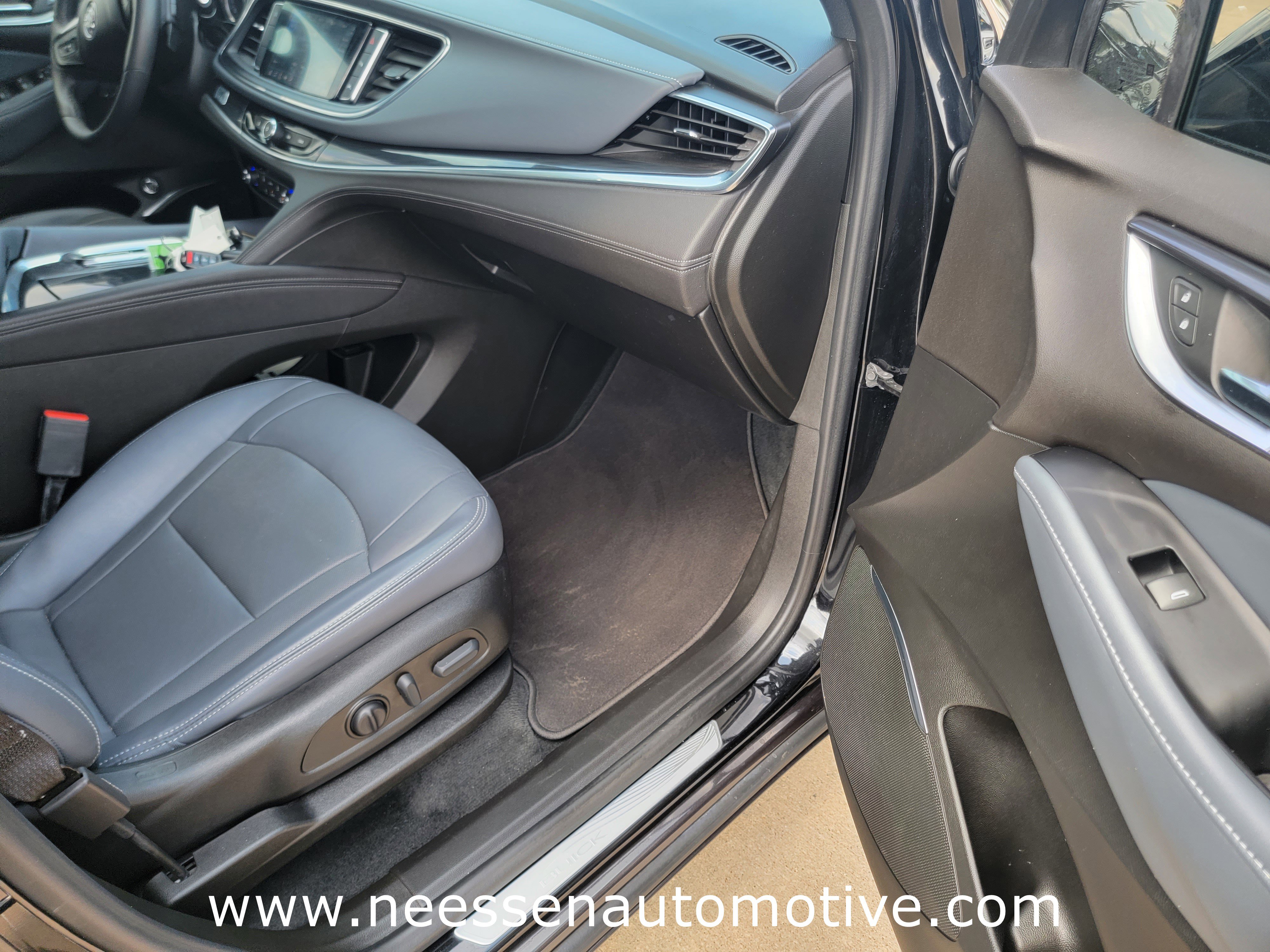 Used 2023 Buick Enclave Essence image 9