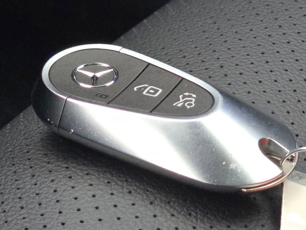 Used 2025 Mercedes-Benz GLC 300 4MATIC image 37