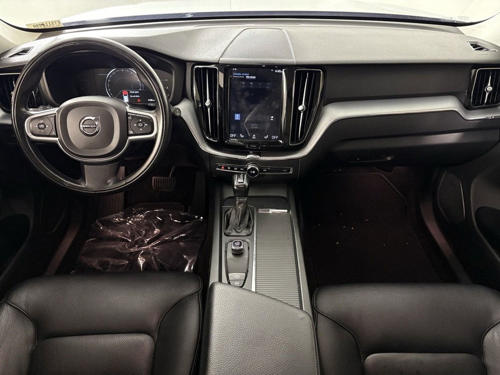 Used 2018 Volvo XC60 T6 Momentum w/ Vision Package image 32