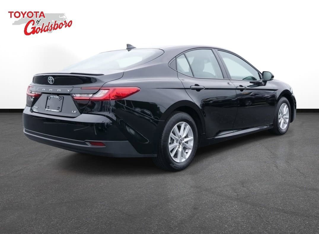 Used 2025 Toyota Camry LE image 5