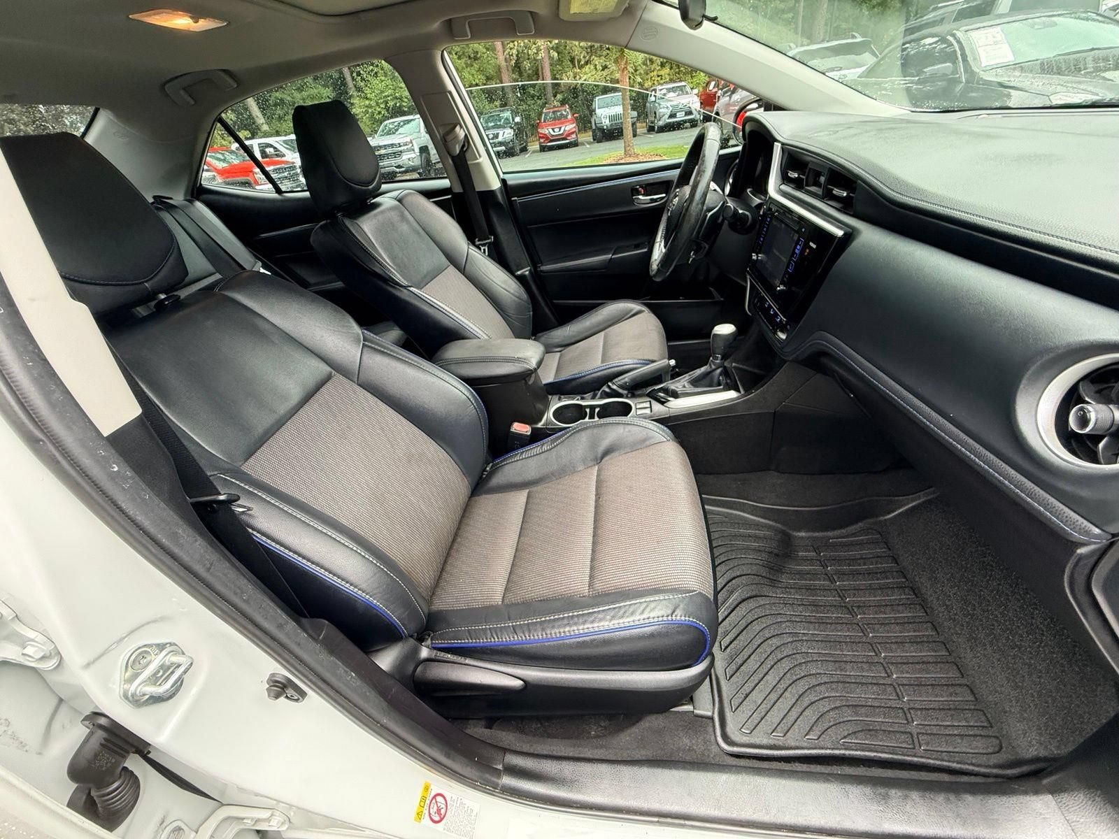 Used 2017 Toyota Corolla SE w/ SE Premium Package FWD image 22