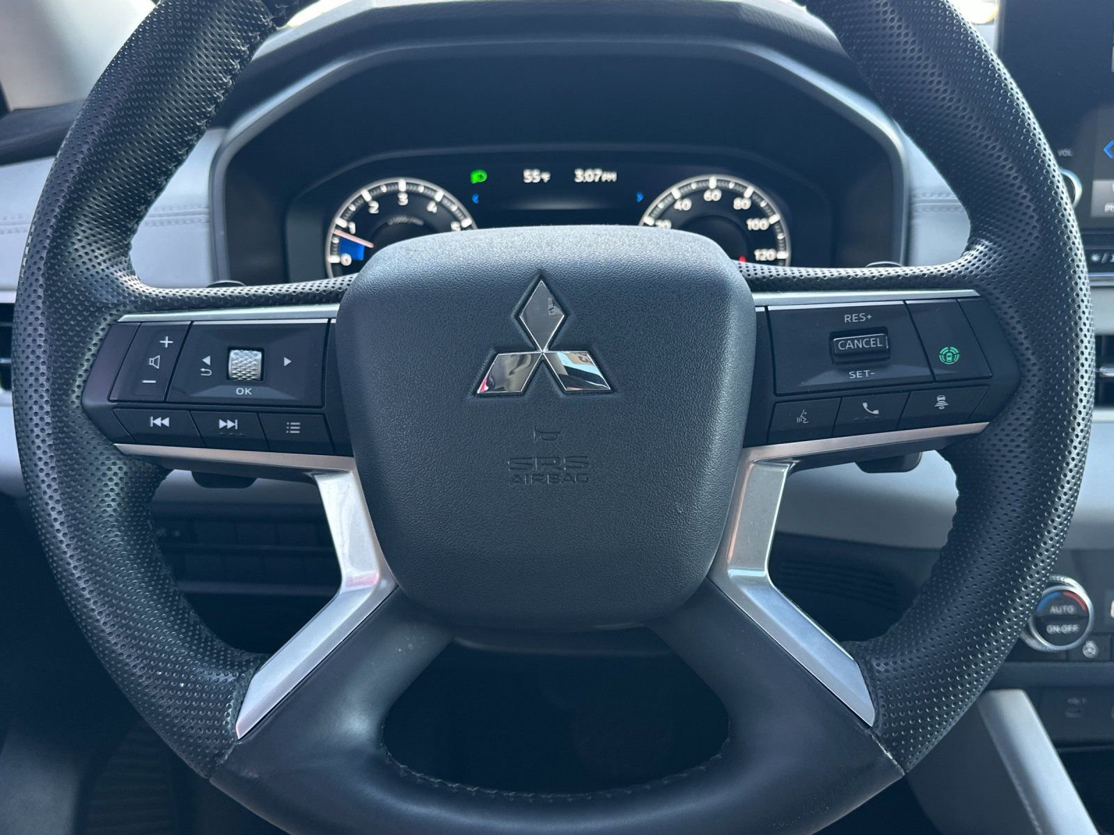 Used 2023 Mitsubishi Outlander AWD image 22