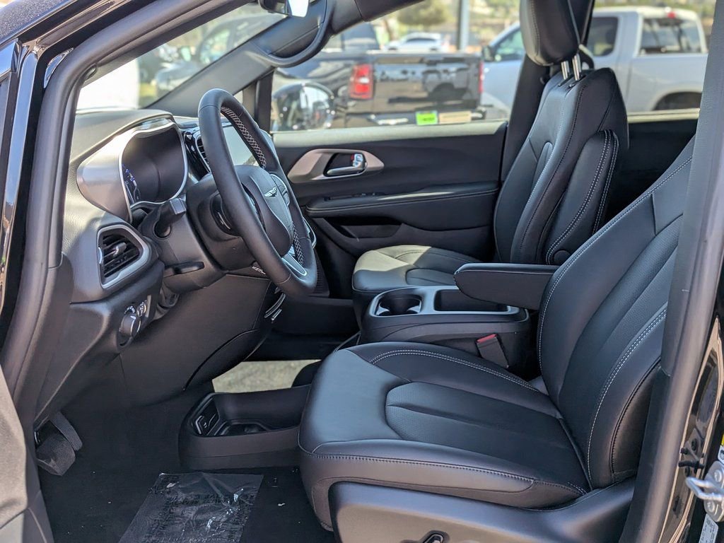 Used 2026 Chrysler Voyager LX image 9