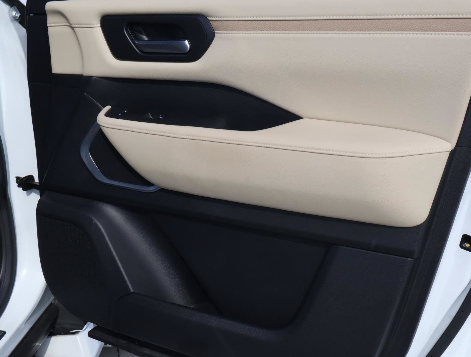 Used 2025 Nissan Armada Platinum Reserve RWD image 18