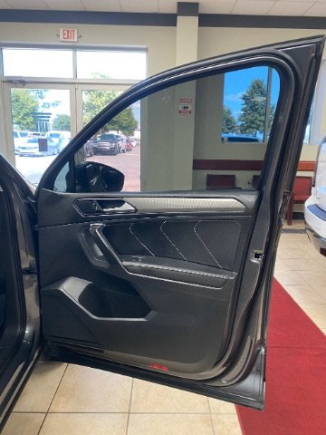 Used 2023 Volkswagen Tiguan SE FWD image 9
