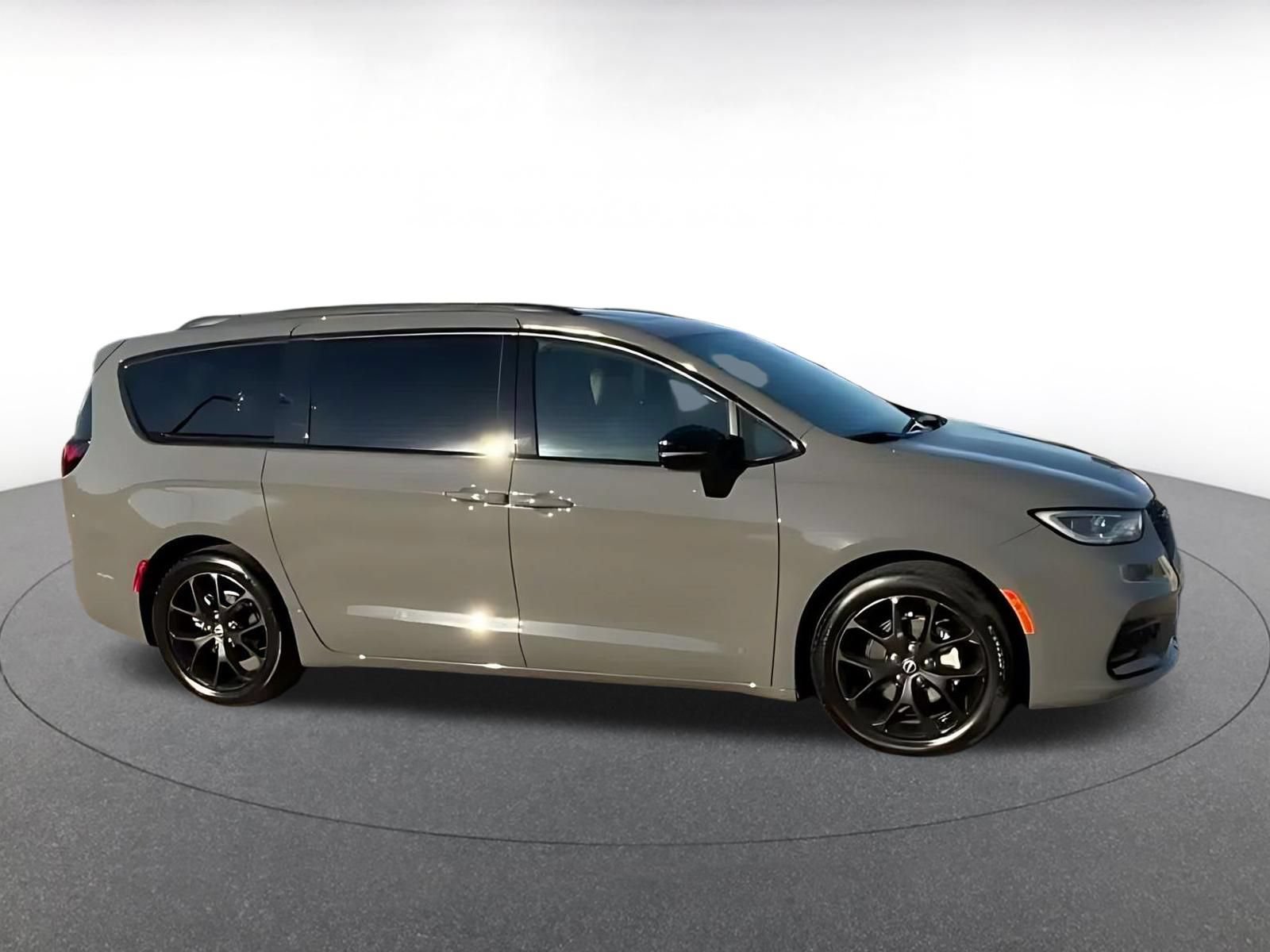 Used 2025 Chrysler Pacifica Limited FWD image 15