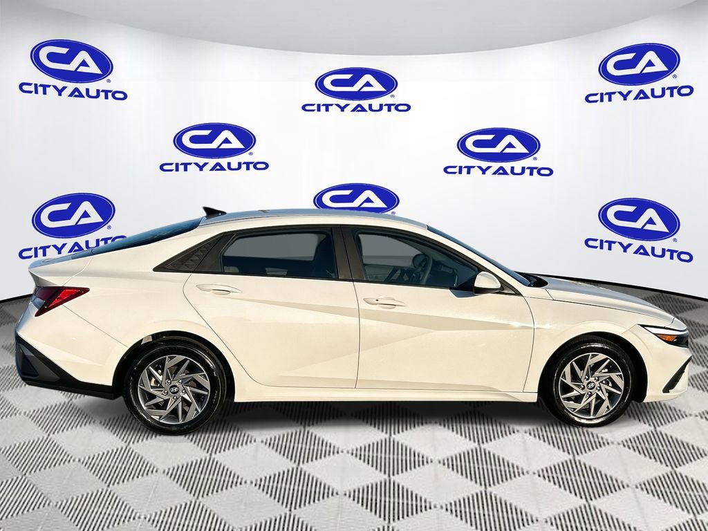 Used 2024 Hyundai Elantra SEL image 2