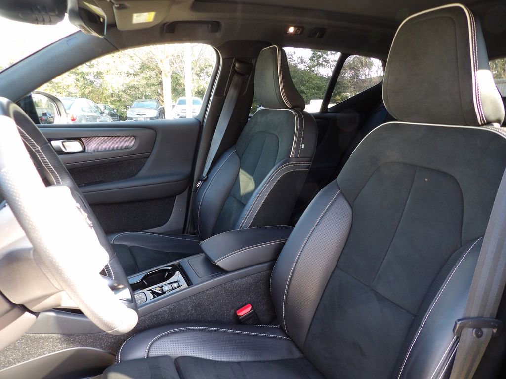 Used 2021 Volvo XC40 T5 R-Design w/ Protection Package Premier image 11