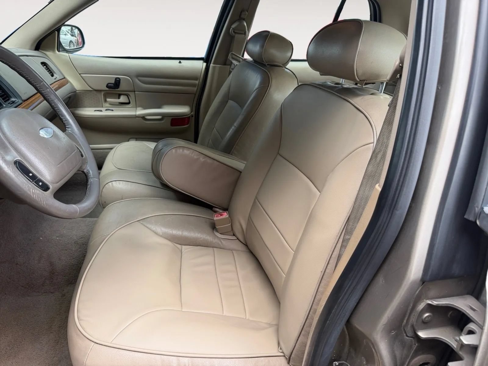 Used 2001 Ford Crown Victoria LX RWD image 5
