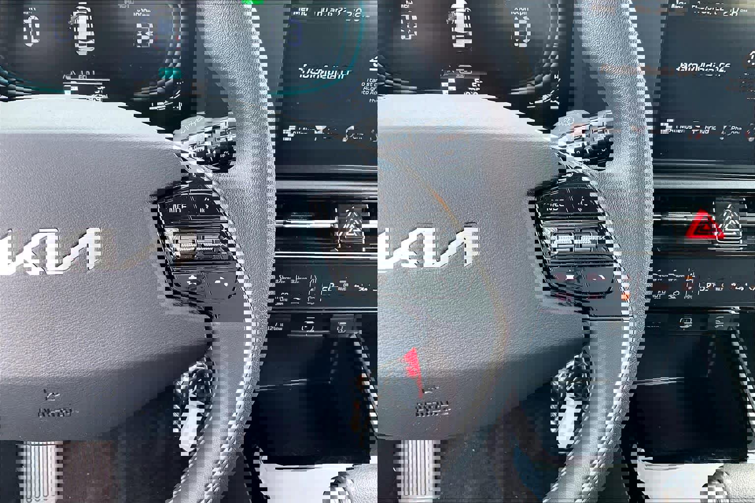 Used 2024 Kia Niro LX image 24