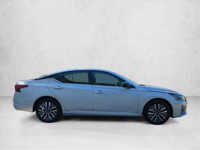 Used 2025 Nissan Altima 2.5 SV FWD image 4