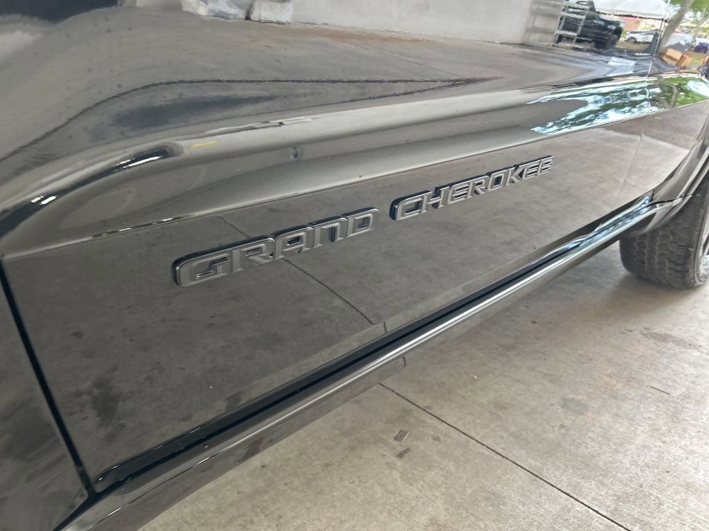 Used 2019 Jeep Grand Cherokee Altitude AWD/4WD image 16