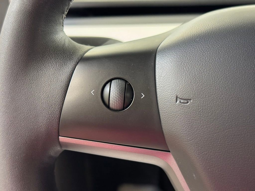 Used 2023 Tesla Model Y Long Range AWD/4WD image 33