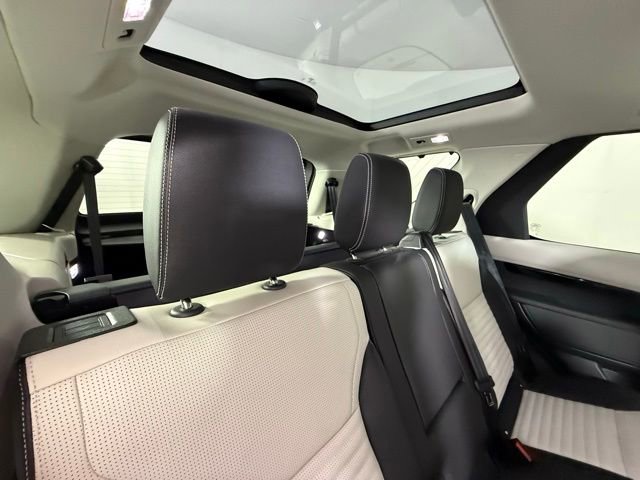 Certified 2025 Land Rover Discovery S image 27