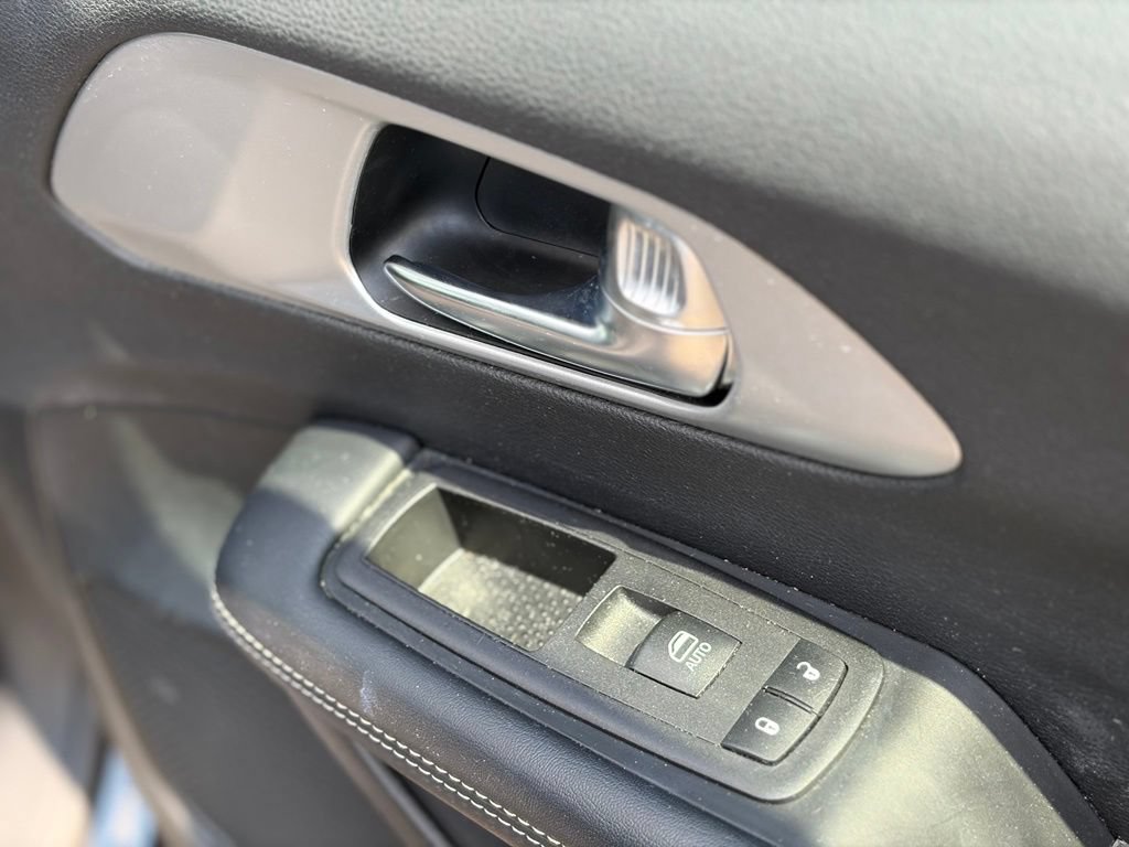 Certified 2025 Chrysler Pacifica Limited FWD image 19