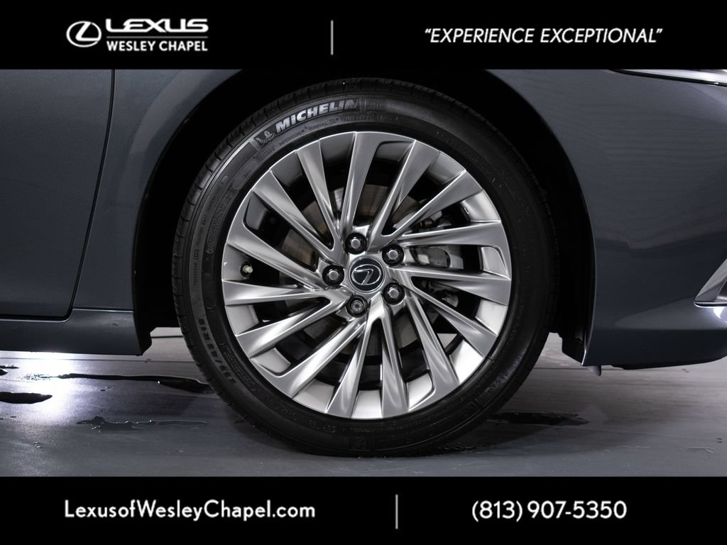 Certified 2022 Lexus ES 300h Ultra Luxury w/ Accessory Package 2 FWD image 3