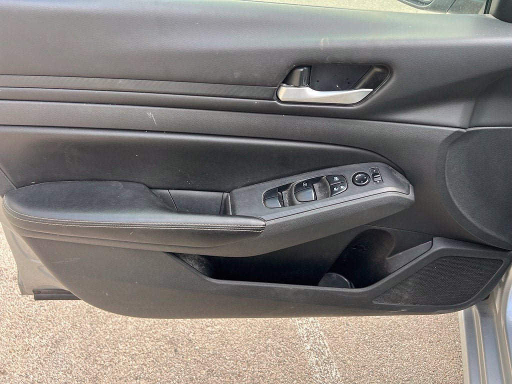 Used 2024 Nissan Altima 2.5 SV FWD image 11